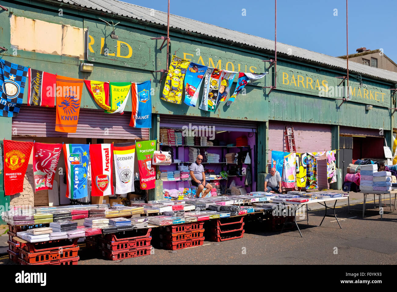 Aprire stallo nella famosa strada del mercato chiamato Il Barras, Glasgow, Scotland, Regno Unito Foto Stock