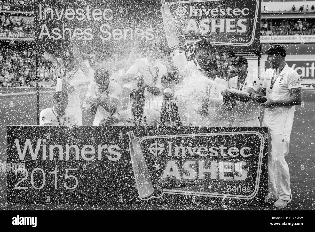 Londra, Regno Unito. 23 Ago, 2015. Ceneri Investec 5a prova, il giorno 4. Tra Inghilterra e Australia. La squadra dell'Inghilterra sollevare le ceneri del trofeo Credito: Azione Sport Plus/Alamy Live News Foto Stock