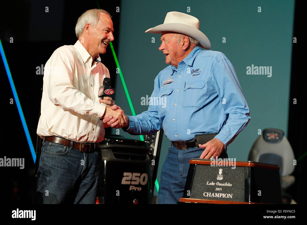 Hot Springs, AR, Stati Uniti d'America. 23 Ago, 2015. Agosto 23, 2015: Arkansas governatore Asa Hutchinson e Forrest legno prima di pesare in Hot Springs, AR. Justin Manning/ESW/CSM/Alamy Live News Foto Stock