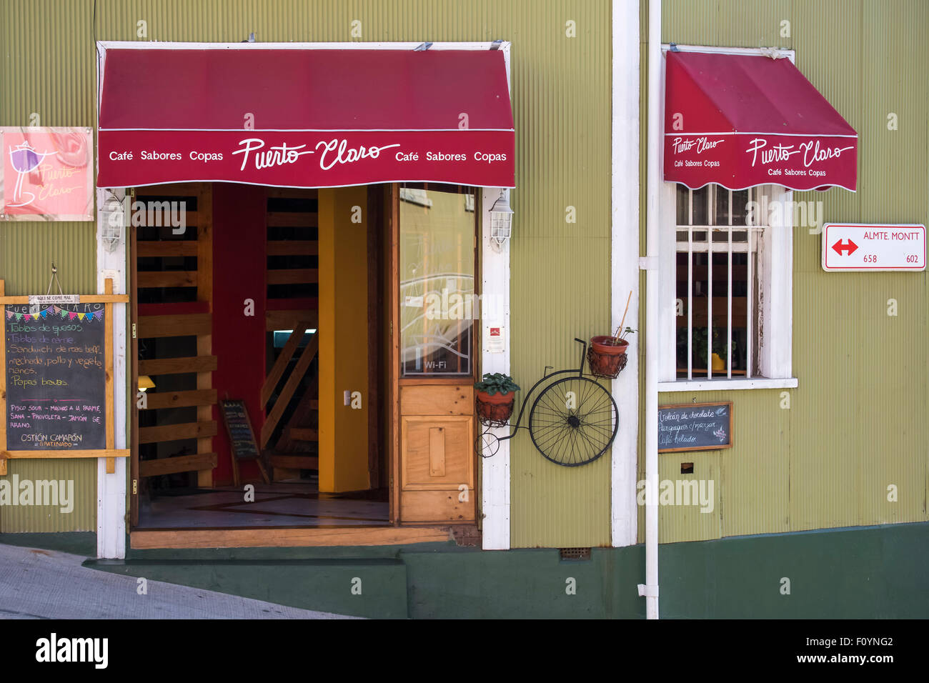 Puerto Claro cafe sul Cerro Alegre, Valparaiso, Cile Foto Stock