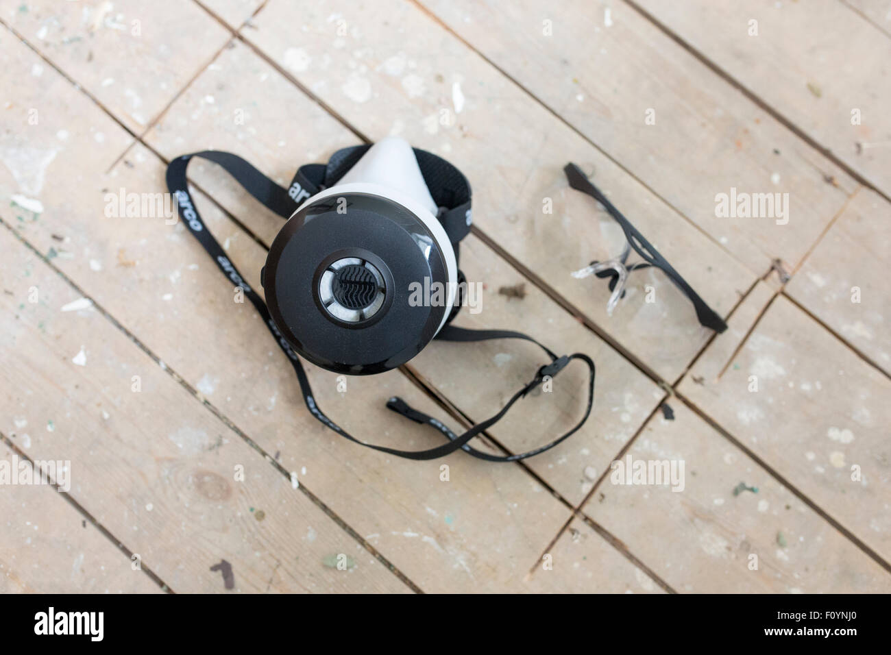 DIY degli occhiali protettivi e una maschera per la respirazione Foto Stock