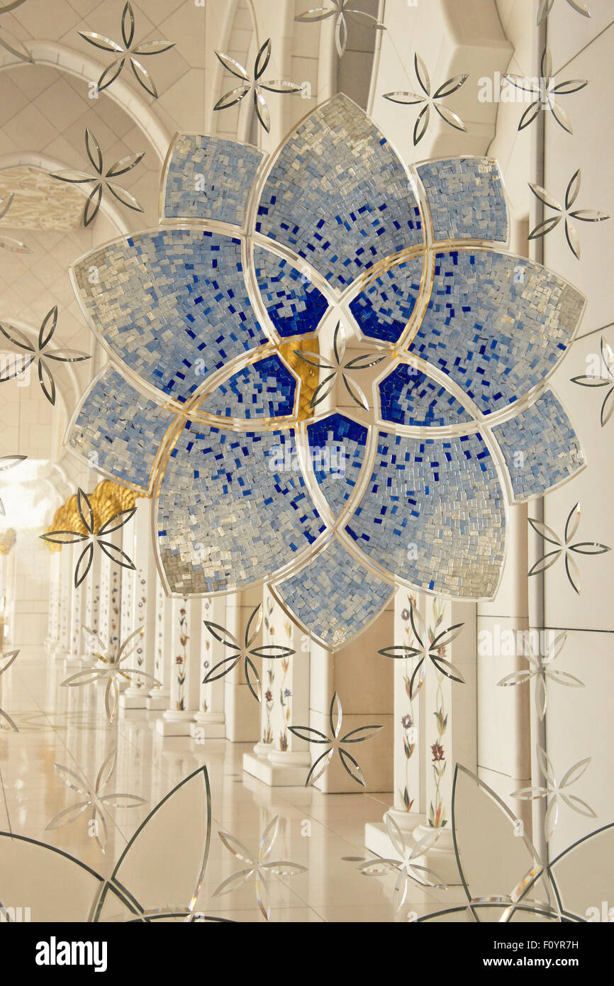 Vetro piombato vetro e marmo intarsiato colonne, Sheikh Zayed bin Sultan Al Nahyan-moschea (Grande Moschea), Abu Dhabi, Emirati arabi uniti Foto Stock