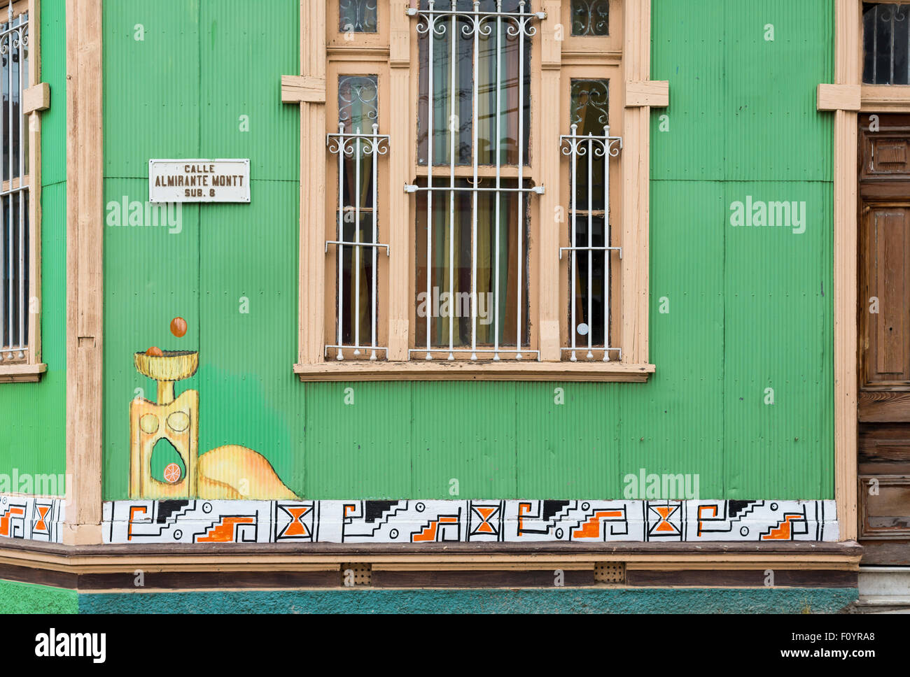 Decorazioni su casa sul Cerro Alegre, Valparaiso, Cile Foto Stock