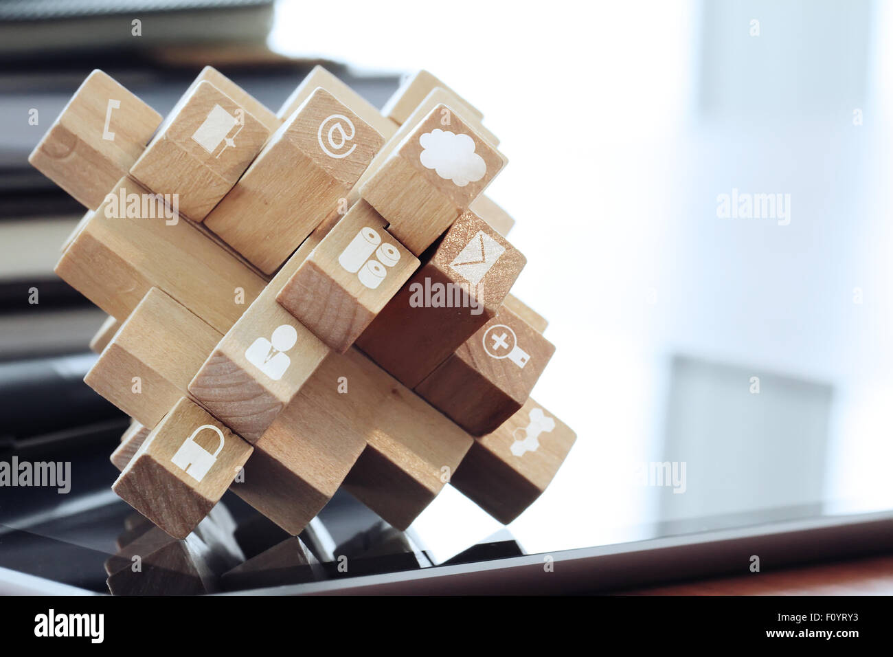 Cubi di legno con icone della tecnologia sul computer come cloud un concetto di rete Foto Stock