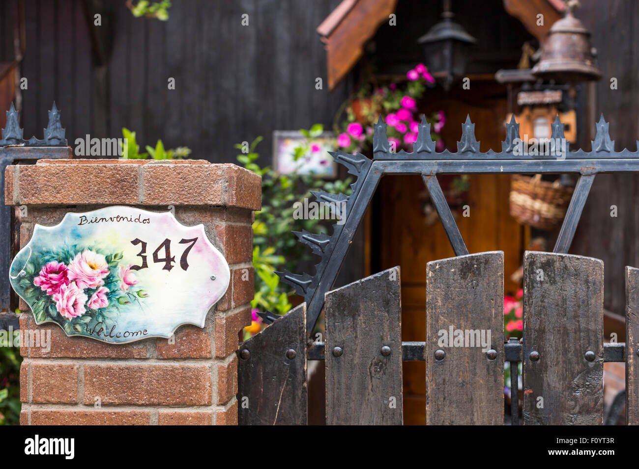 Davanti al cancello di casa a Valparaiso, Cile Foto Stock