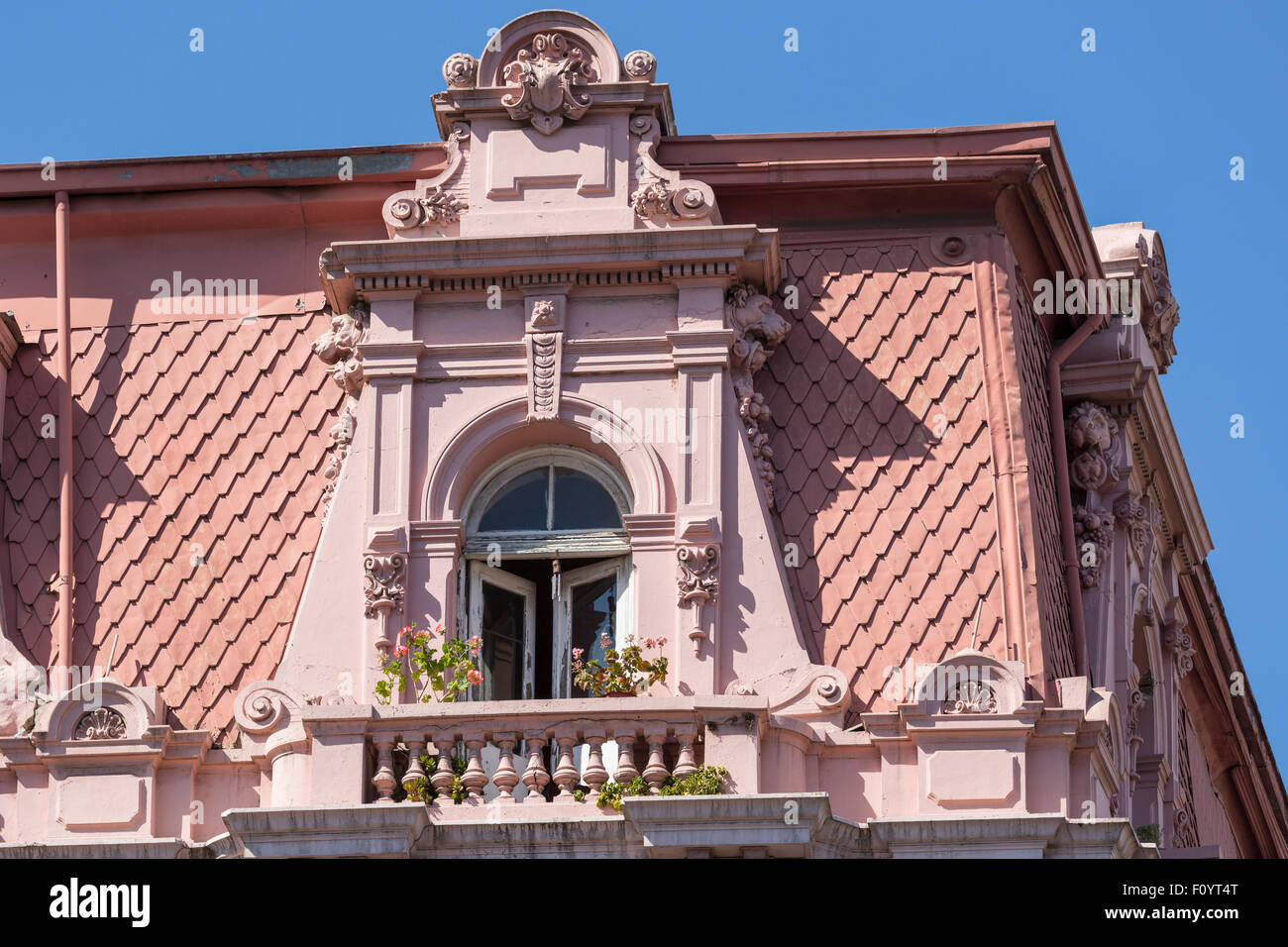 Balcone su Edificio coloniale a Valparaiso, Cile Foto Stock