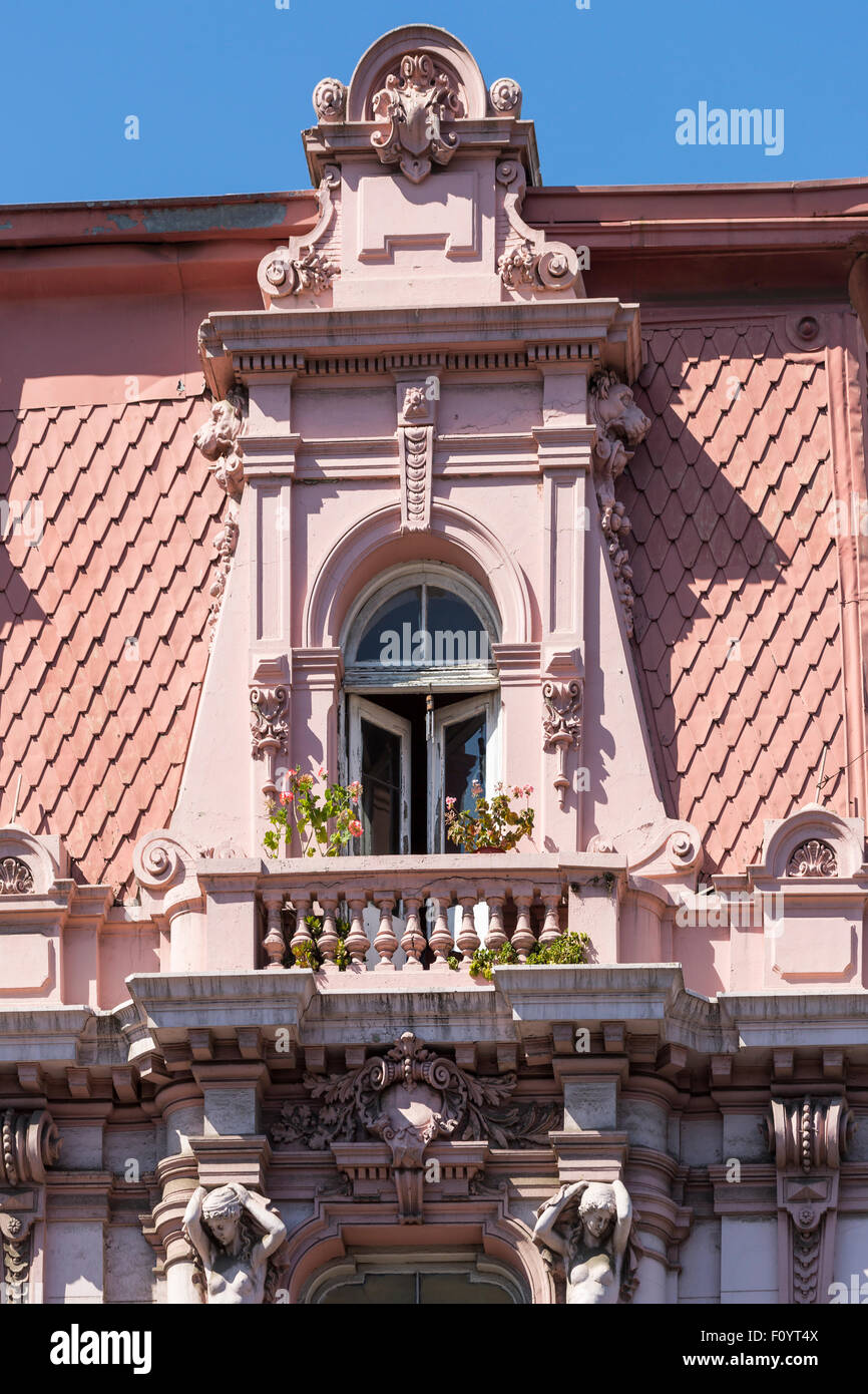 Balcone su Edificio coloniale a Valparaiso, Cile Foto Stock