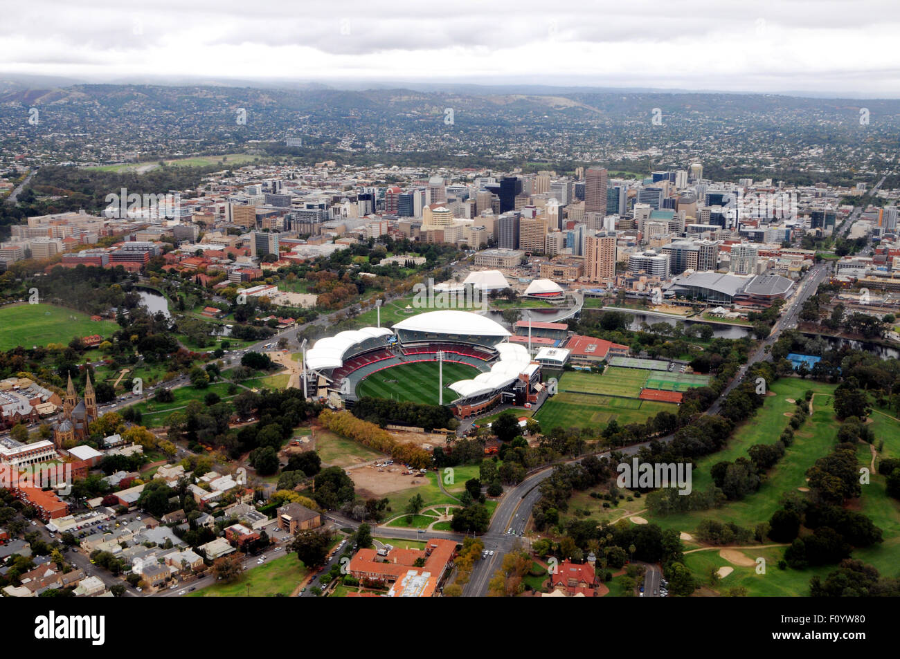 Vista aerea di Adelaide, la capitale del Sud Australia, con Adelaide Oval in primo piano. Foto Stock