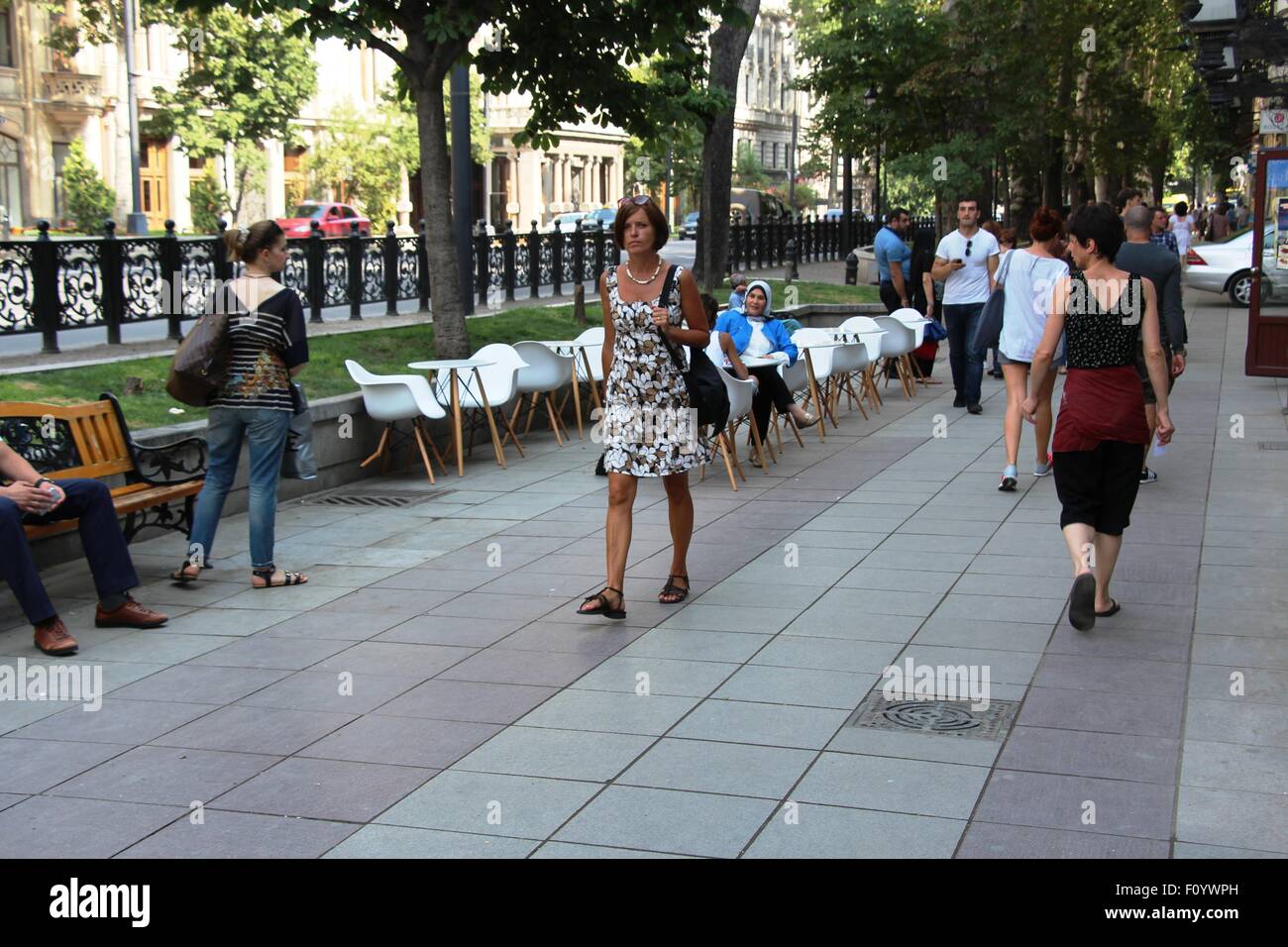 Un pomeriggio soleggiato sulla Rustaveli Avenue a Tbilisi in Georgia Foto Stock