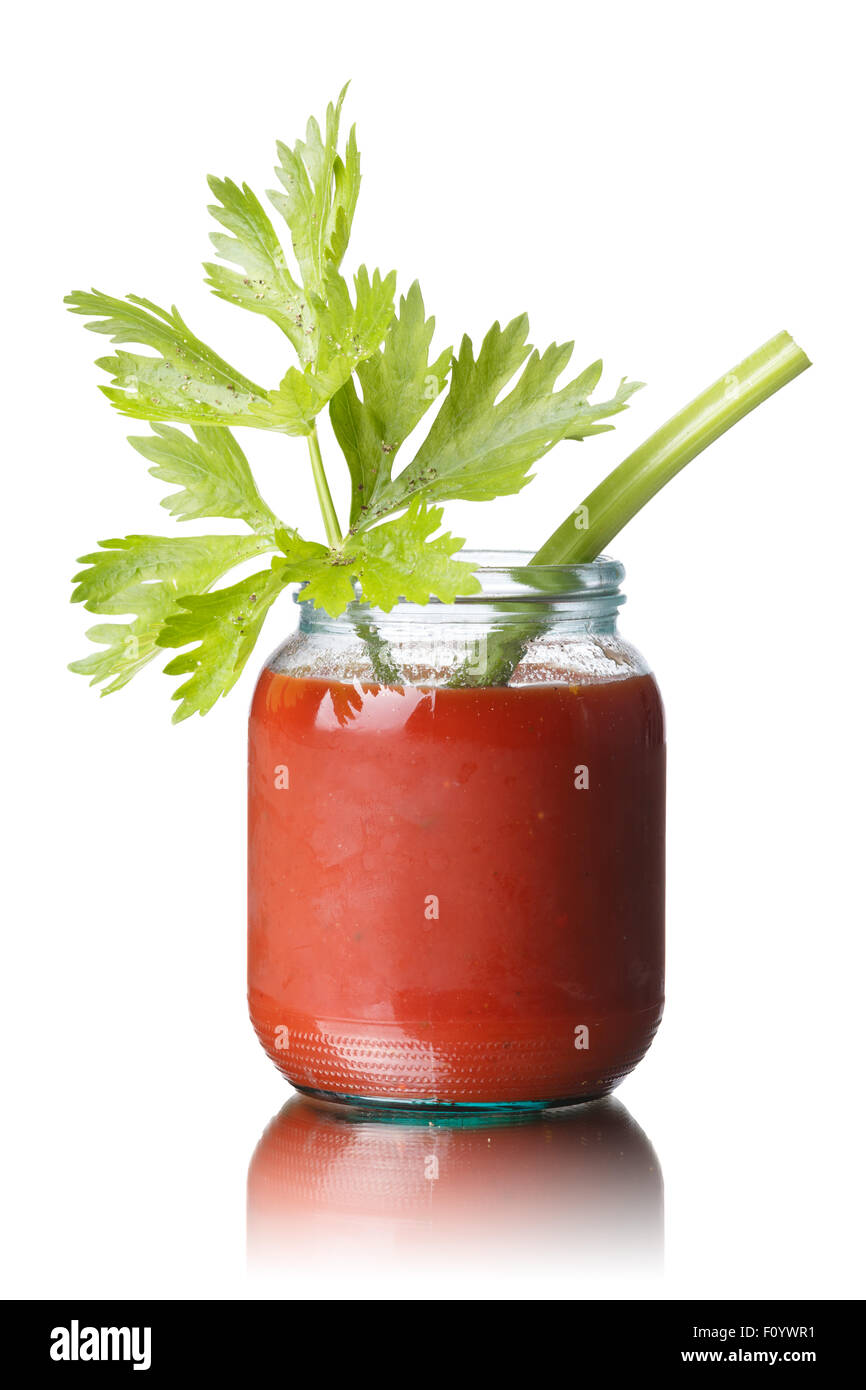 Bloody Mary cocktail alcolico in un vasetto di vetro guarnito con sedano Foto Stock