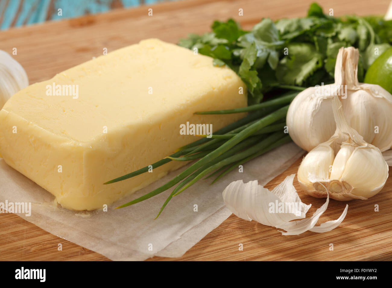 Il composto di burro alle erbe ingredienti aglio coriandolo fresco di limone cipolla verde casalingo italiano cibo gustoso Foto Stock