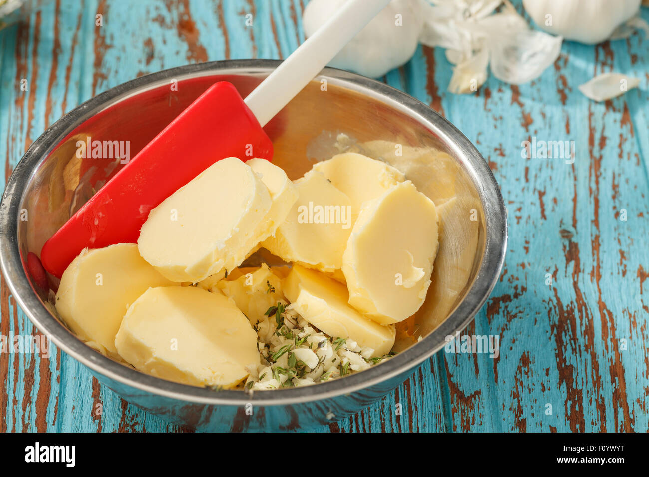 Il composto di burro alle erbe ingredienti aglio coriandolo fresco di limone cipolla verde casalingo italiano cibo gustoso Foto Stock