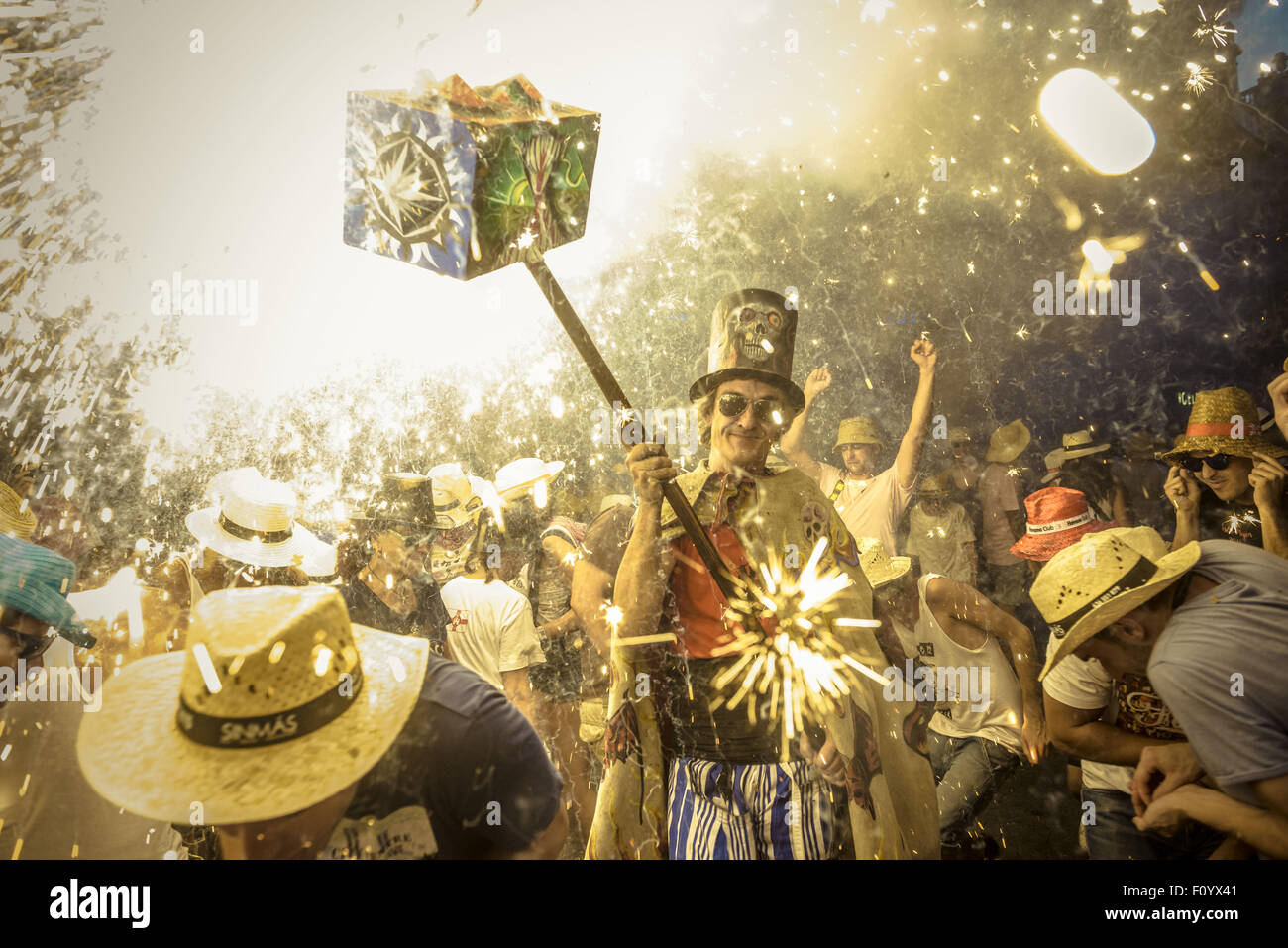 Sitges, Catalogna, Spagna. 23 Ago, 2015. Un membro del 'Diables de Sitges - Colla Jove' mette fuori i suoi fuochi d'artificio tra la folla di spettatori a 'Festa Major de Sitges' Credit: Matthias Oesterle/ZUMA filo/Alamy Live News Foto Stock