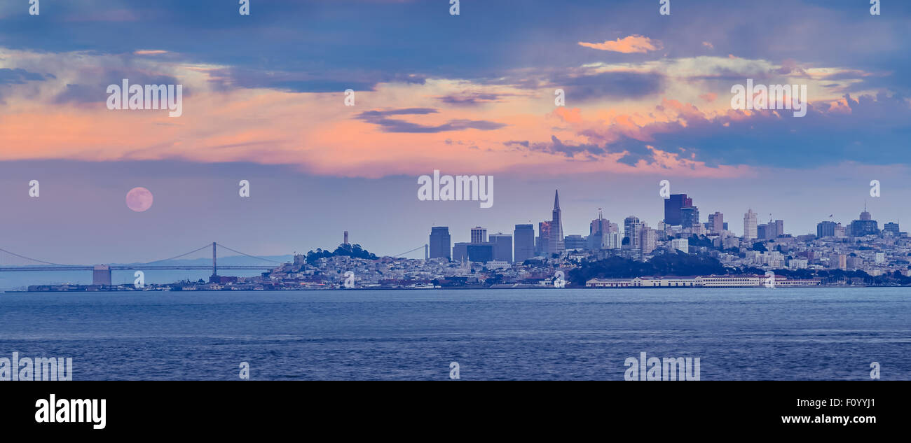 Skyline di san francisco al tramonto con la luna piena, california, Stati Uniti d'America Foto Stock