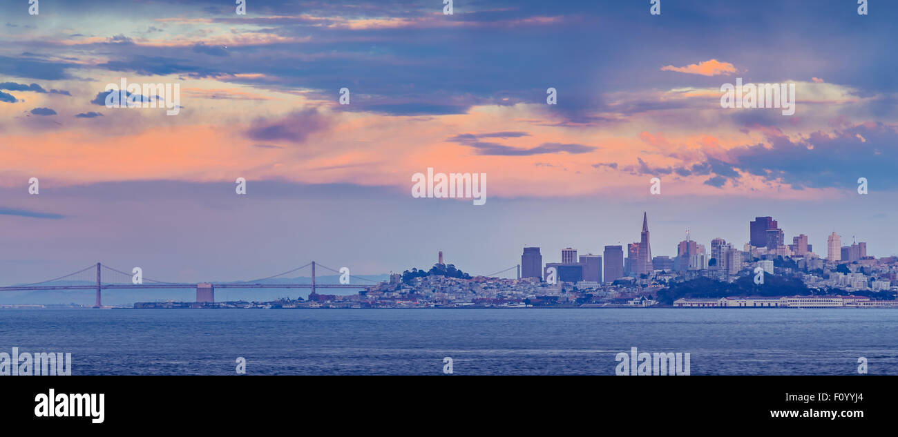 Skyline di san francisco al tramonto, california, Stati Uniti d'America Foto Stock