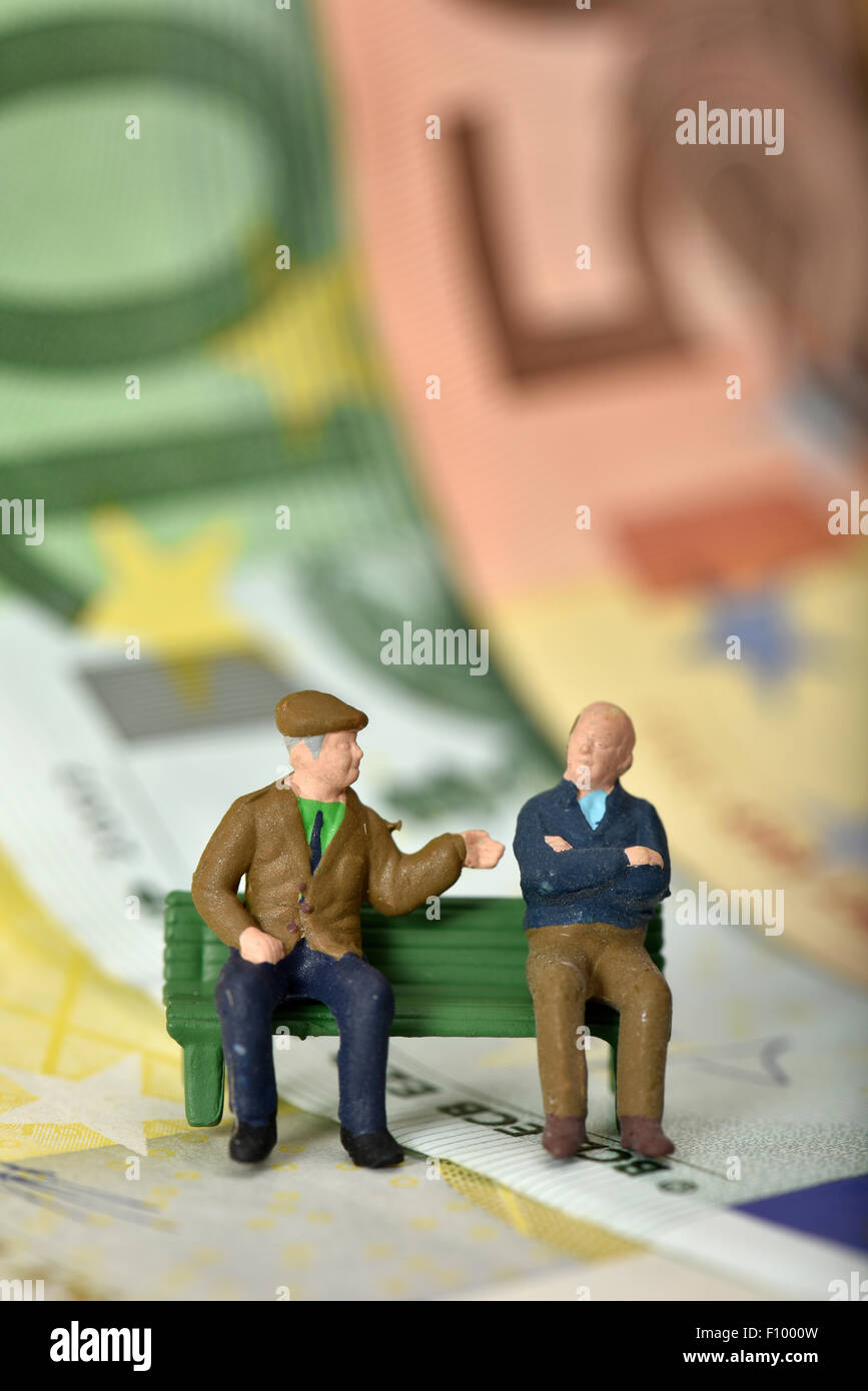I pensionati su un banco, le banconote in euro alle spalle, immagine simbolica pensione, privati e pensioni statali Foto Stock