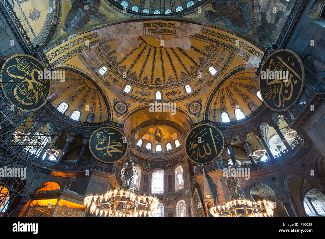 Area principale dell'Hagia Sophia, a cupola, Ayasofya, interno, Sito Patrimonio Mondiale dell'UNESCO, lato europeo, Istanbul, Turchia Foto Stock