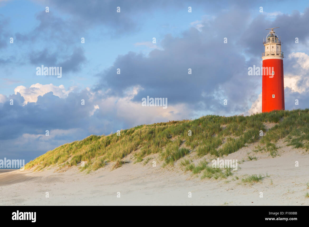 Eierland faro, con dune di erba, spiaggia e atmosfera nuvoloso, De Cocksdorp, Texel, West Isole Frisone Foto Stock