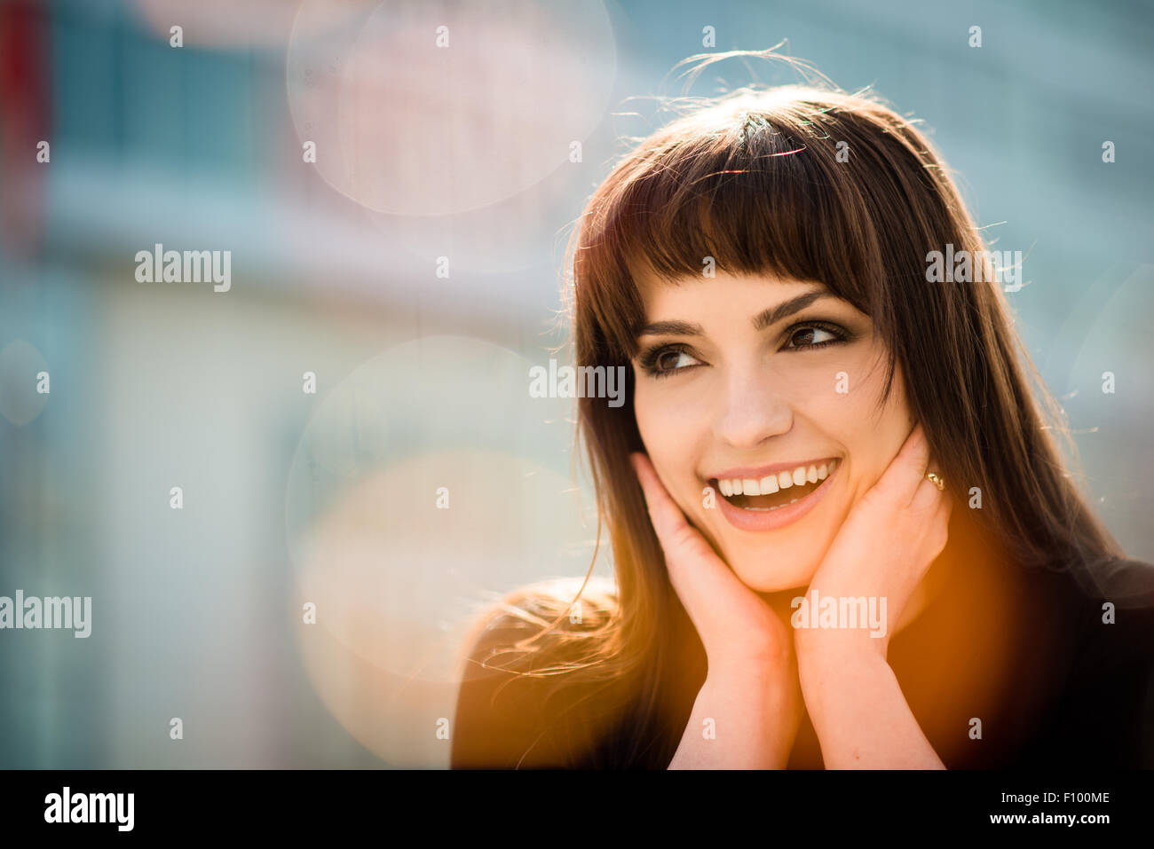 Ritratto di donna sorridente che sta guardando sorpreso con riflessioni di svasatura Foto Stock