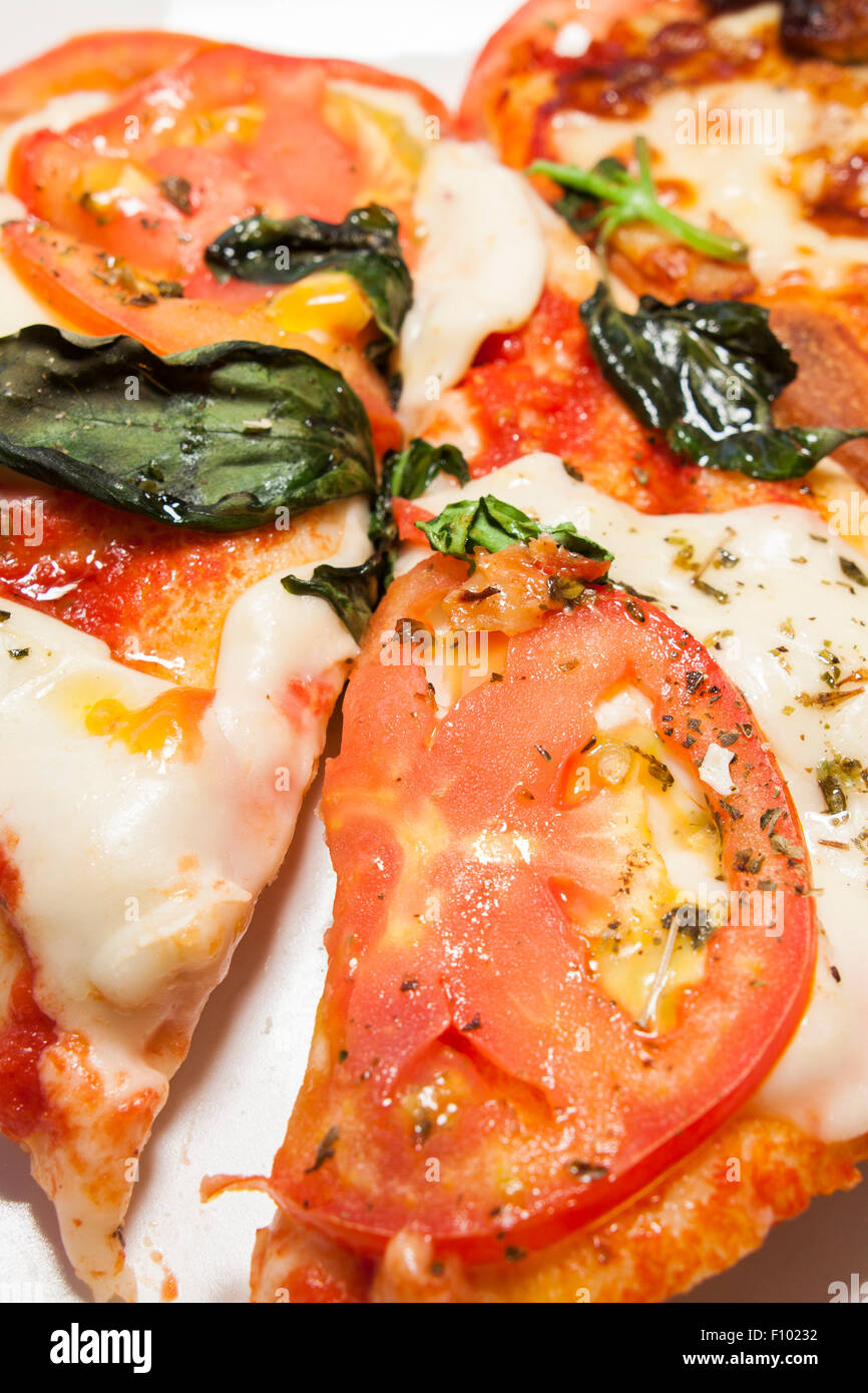 La pizza italiana con mozzarella e pomodoro Foto Stock