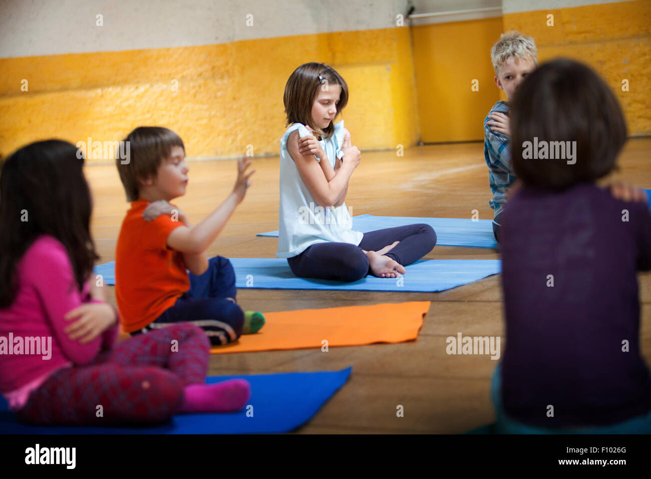 Bambino a praticare yoga Foto Stock