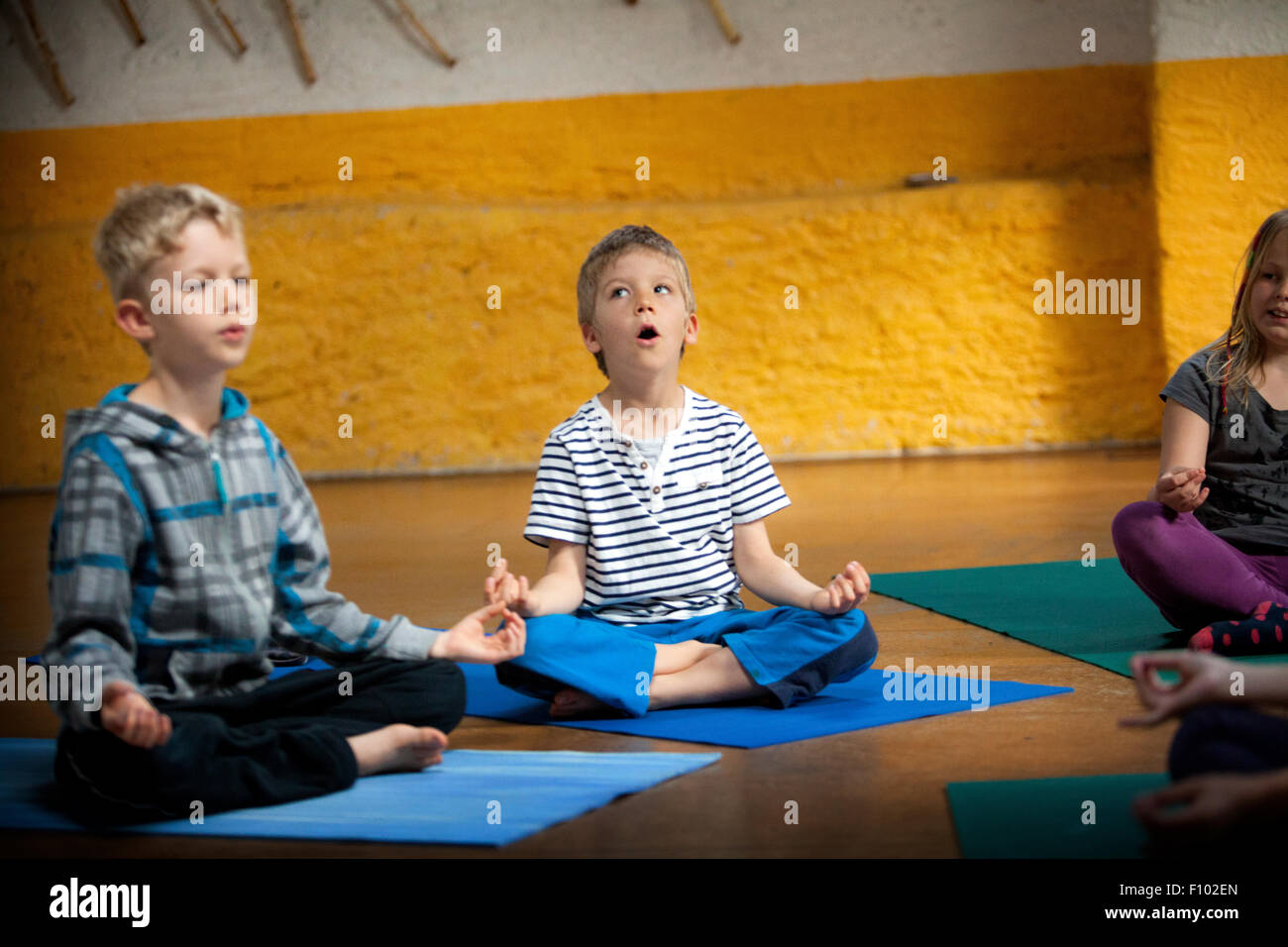 Bambino a praticare yoga Foto Stock