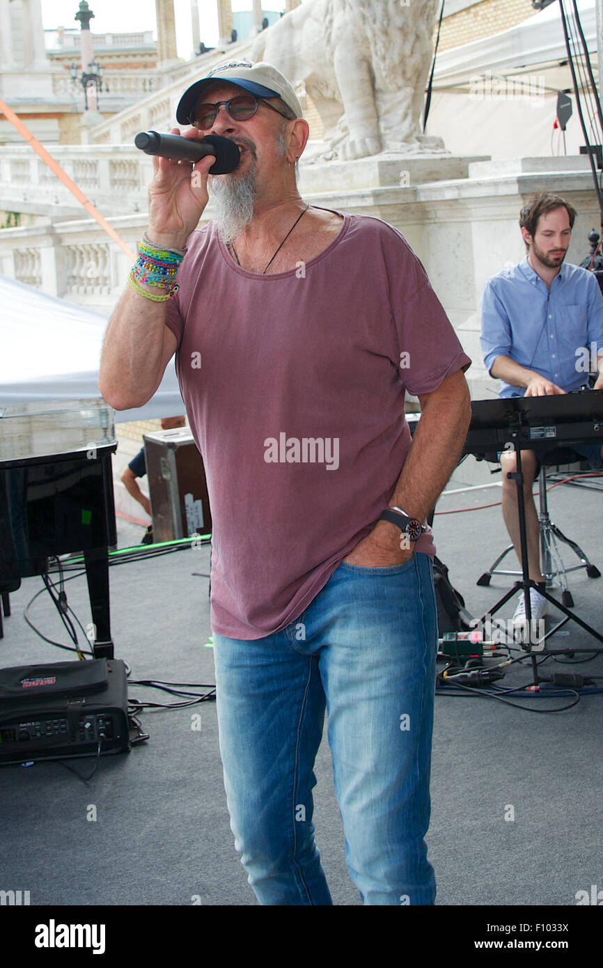 British cantante rock Chris Thompson preforme durante il Soundchek per l'OPEN AIR CONCERTO "anime gemelle andoki' a Budapest, Ungheria. Il 21 agosto 2015. Foto: Ursula Düren/dpa Foto Stock