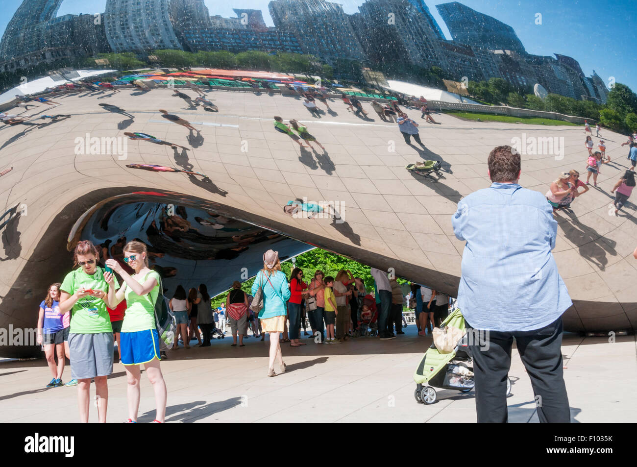 Cloud Gate, o il fagiolo, da Anish Kapoor in Millennium Park di Chicago. Foto Stock