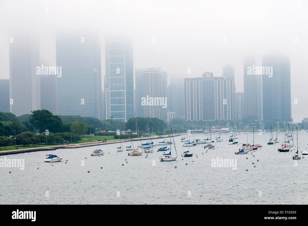 Cime di grattacieli su Lakeshore Drive in Chicago è avvolta nella nebbia in rotolamento off sul Lago Michigan. Foto Stock