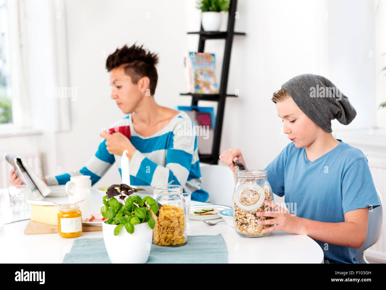 Madre e figlio avente insieme per la prima colazione al mattino Foto Stock