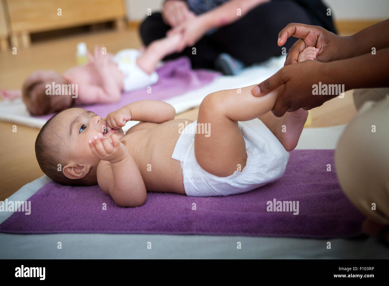 Bambino di essere massaggiato Foto Stock