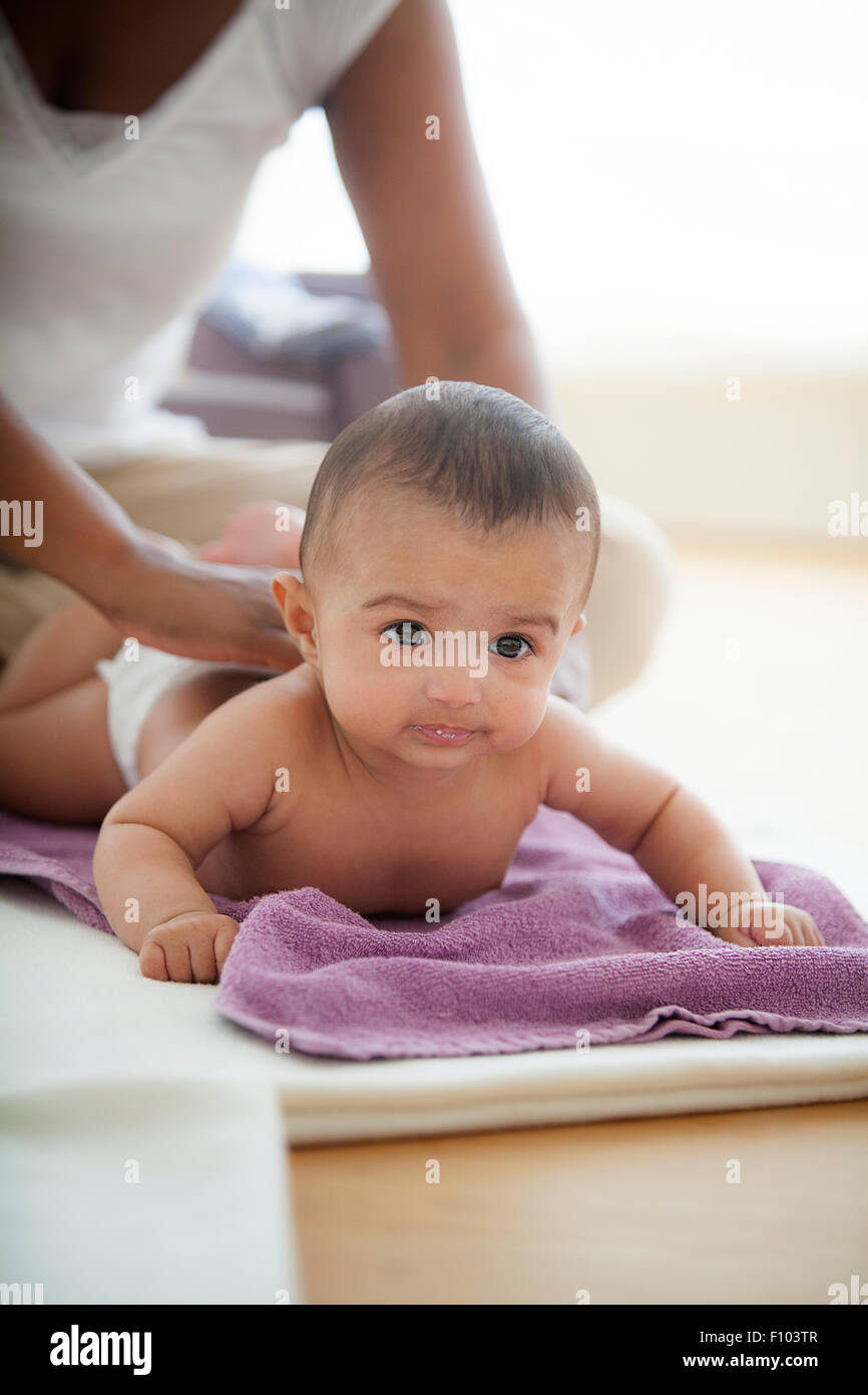 Bambino di essere massaggiato Foto Stock