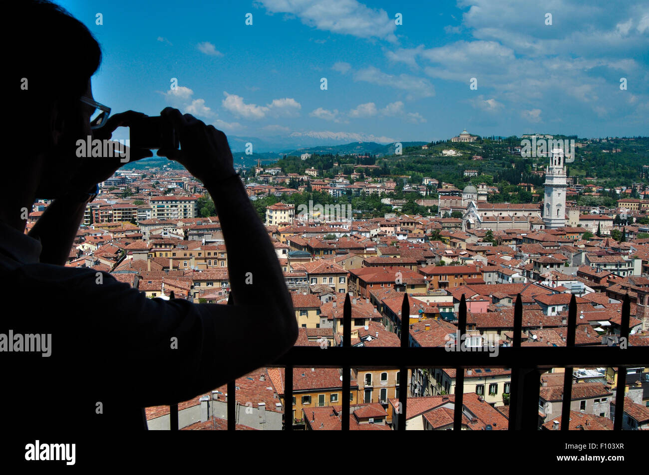 L'Italia, Veneto, Verona, Torre dei Lamberti, turistica prendendo foto City Scape. Foto Stock
