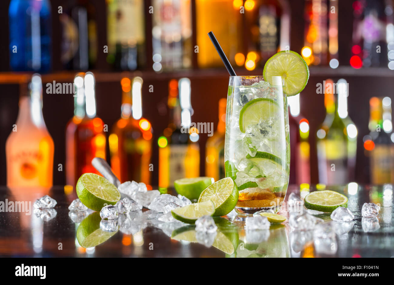 Il Mojito drink sul bancone bar Foto Stock