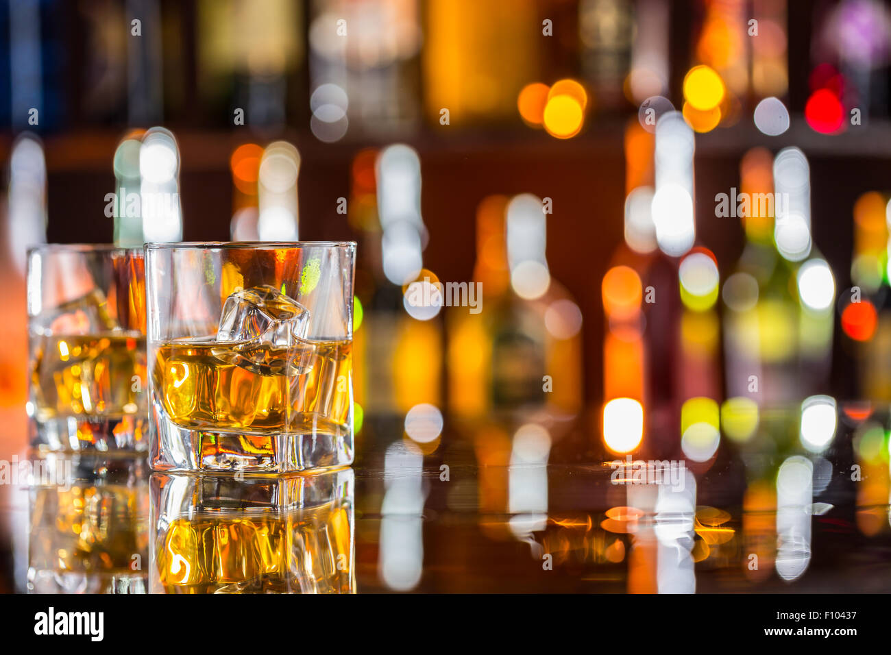 Bevande di whiskey sul bancone bar Foto Stock