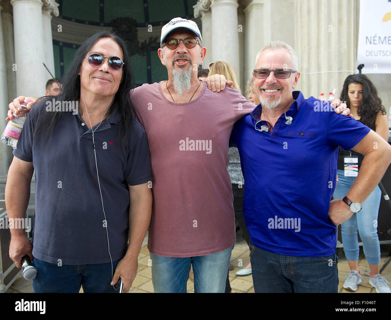 Noi cantante rock Tony Carey (L), British cantante rock Chris Thompson (C) e British pop musicista Nick Kershaw pongono durante il Soundchek per l'OPEN AIR CONCERTO "anime gemelle andoki' a Budapest, Ungheria. Il 21 agosto 2015. Foto: Ursula Düren/dpa Foto Stock
