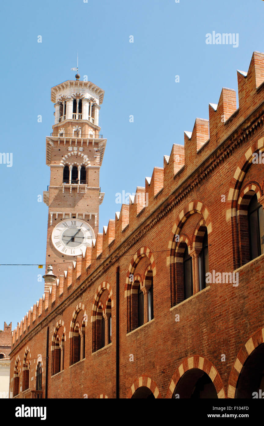 L'Italia, Veneto, Verona, Casa dei Mercanti. Medieval casa di mercanti, sfondo Torre dei Lamberti. Foto Stock