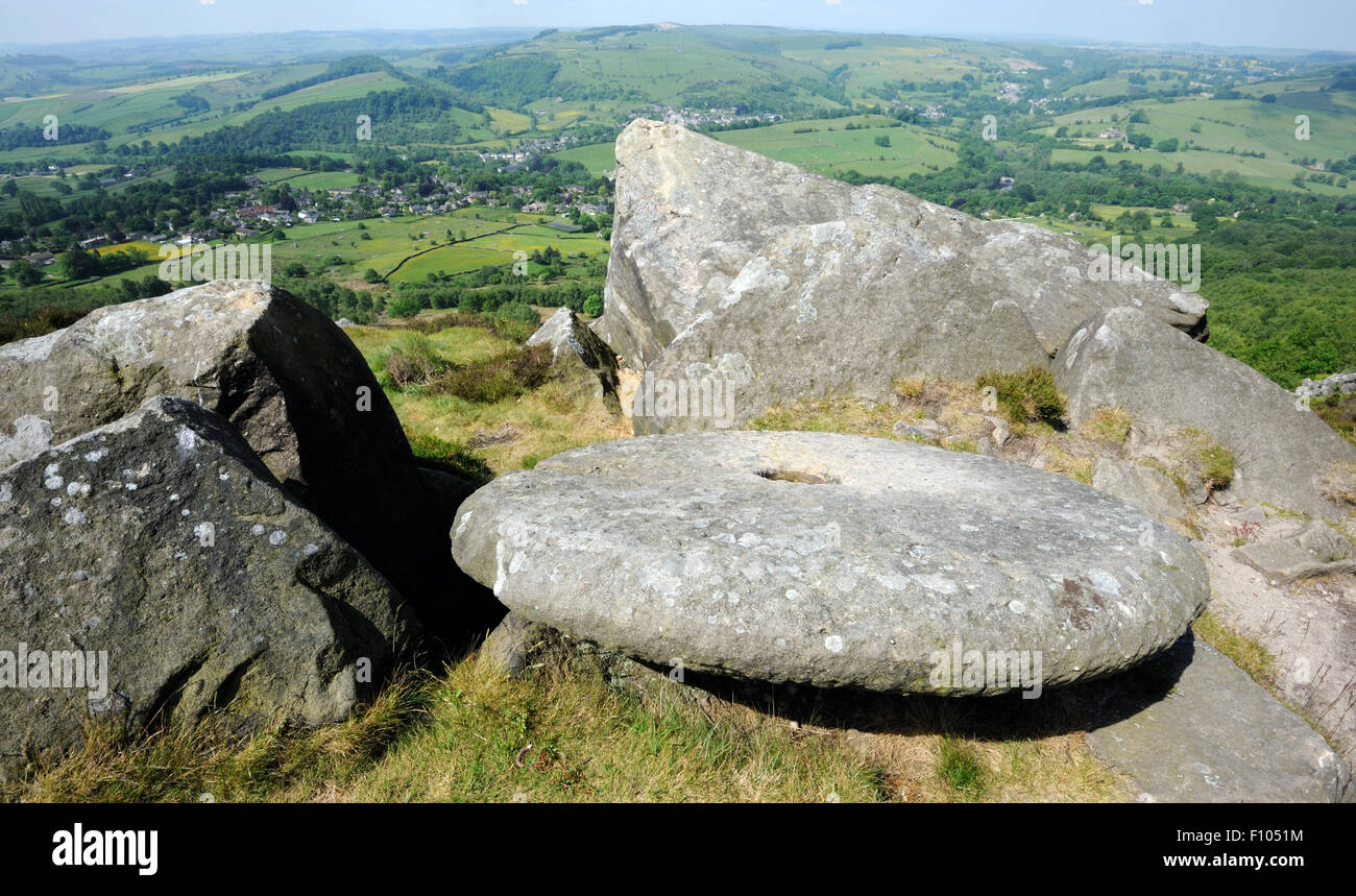 Un mulino abbandonato pietra sul bordo Cubar. In fondo è il Derwent Valley. Parco Nazionale di Peak District. Derbyshire. Foto Stock