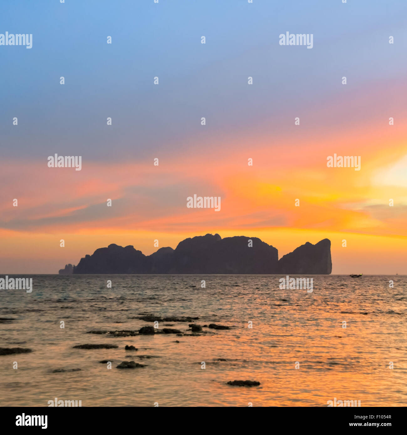 Phi-Phi Lee isola nel colorato tramonto romantico. Foto Stock