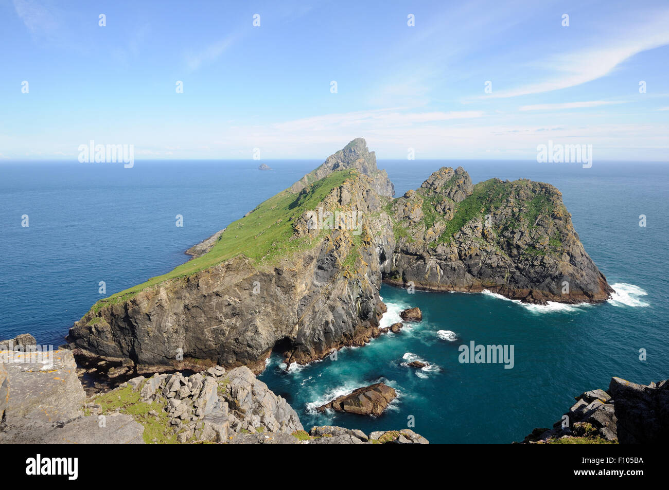 L'isola di Dun dal sud del punto di Hirta. Queste due isole sono parte di St Kilda arcipelago. Anche Stac Levenish Foto Stock