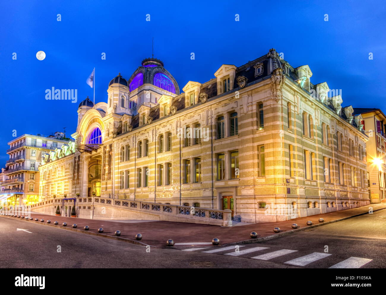 Conferenza e centro culturale Palais Lumiere di notte, Evian, Francia Foto Stock