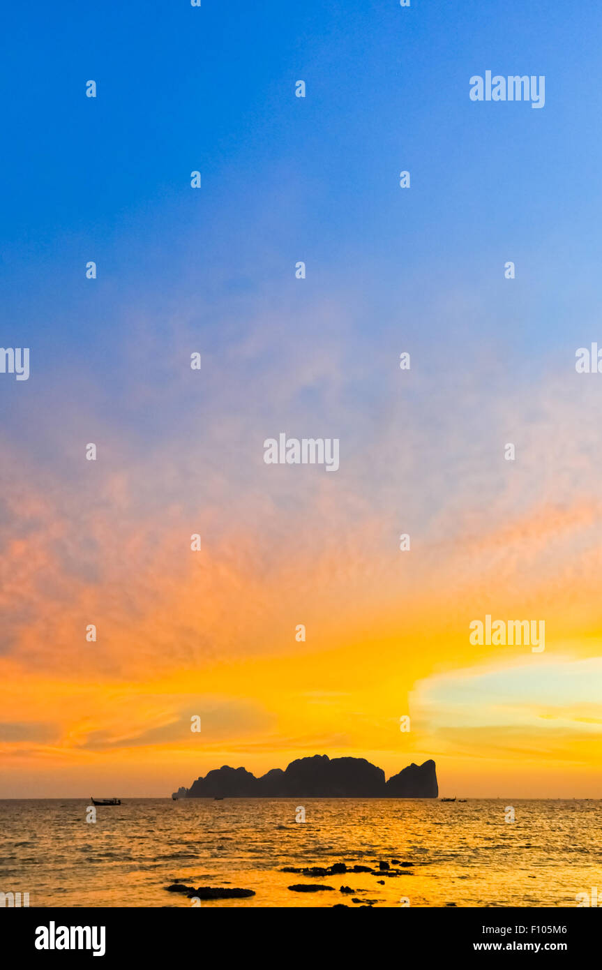 Phi-Phi Lee isola nel colorato tramonto romantico. Foto Stock
