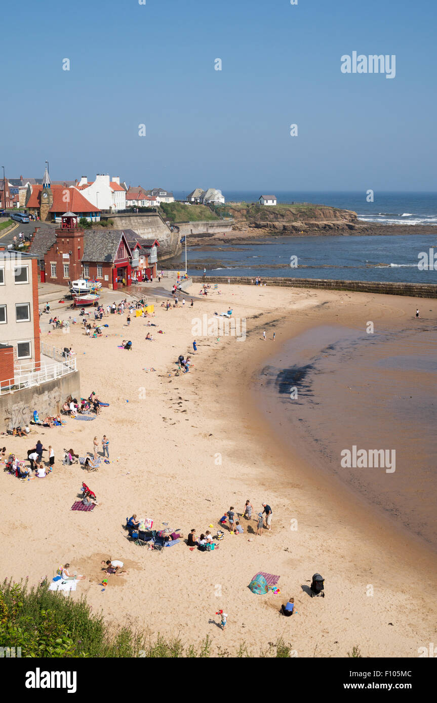 Famiglie godendo un sole estivo, Cullercoats Bay, North Tyneside, England, Regno Unito Foto Stock