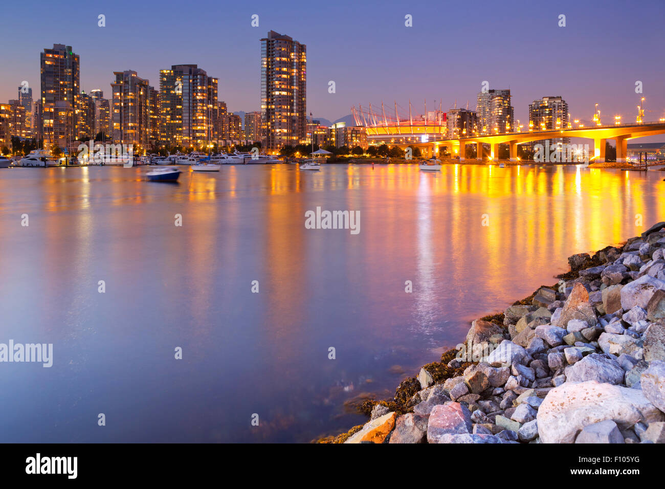 Lo skyline di Vancouver, British Columbia, Canada da tutta l'acqua al tramonto. Foto Stock