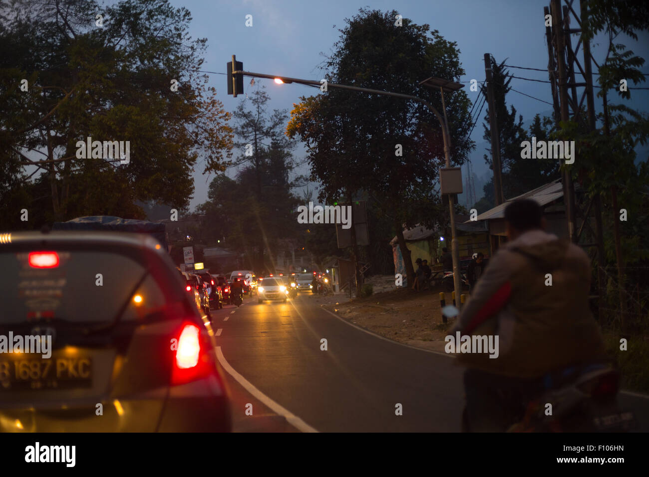 Il traffico pesante di notte. Foto Stock