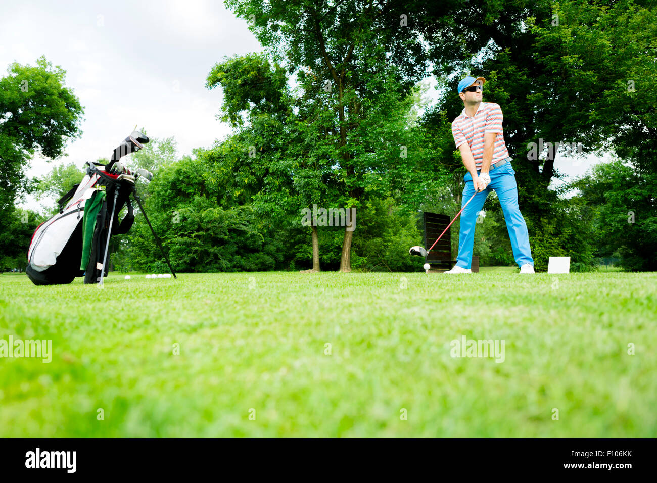 Il Golfer ottenere pronto a colpire il primo colpo lungo Foto Stock