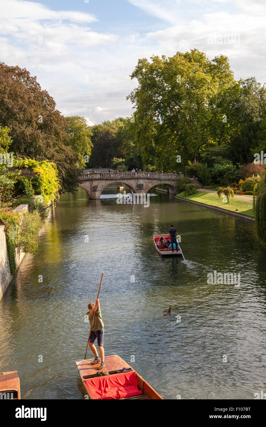 Punting sul fiume Cam Cambridge Foto Stock