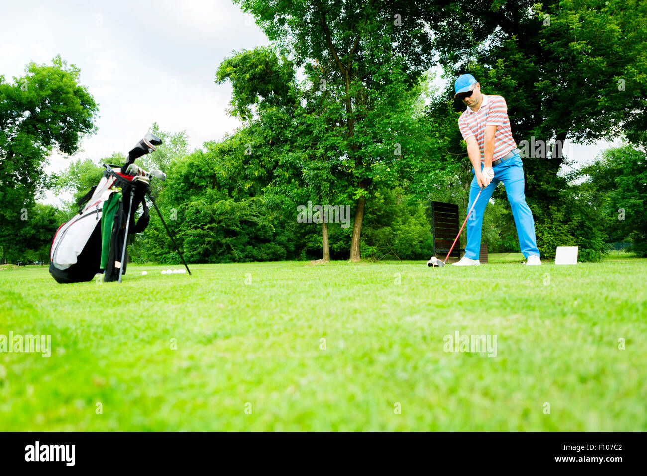 Il Golfer ottenere pronto a colpire il primo colpo lungo Foto Stock
