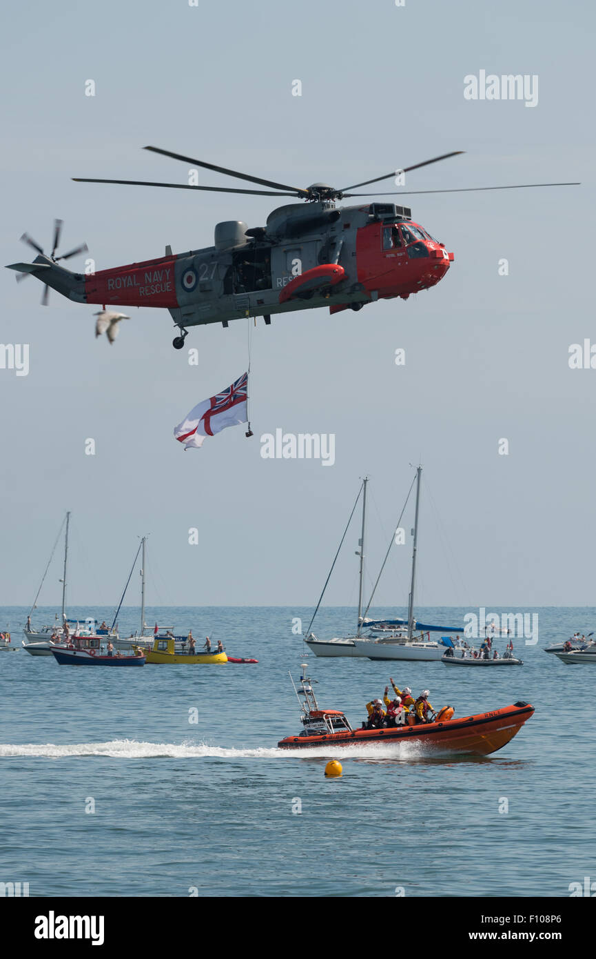 Royal Navy Sea King la dimostrazione di salvataggio con il RNLI a Dawlish Air Show 2015 nel suo ultimo anno di servizio attivo. Foto Stock