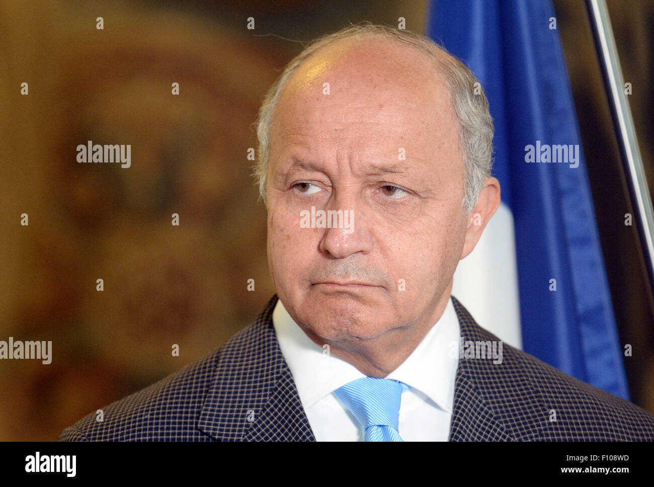 Praga, Repubblica Ceca. 23 Ago, 2015. Repubblica ceca ministro degli affari esteri Lubomir Zaoralek e il suo omologo francese Laurent Fabius (nella foto) partecipare ad una conferenza stampa a Praga Repubblica Ceca, Agosto 23, 2015. I paesi membri della UE deve prendere misure volte a risolvere i problemi dell'attuale ondata di migrazione congiuntamente, hanno detto ai giornalisti prima della loro colloqui. © Michal Dolezal/CTK foto/Alamy Live News Foto Stock